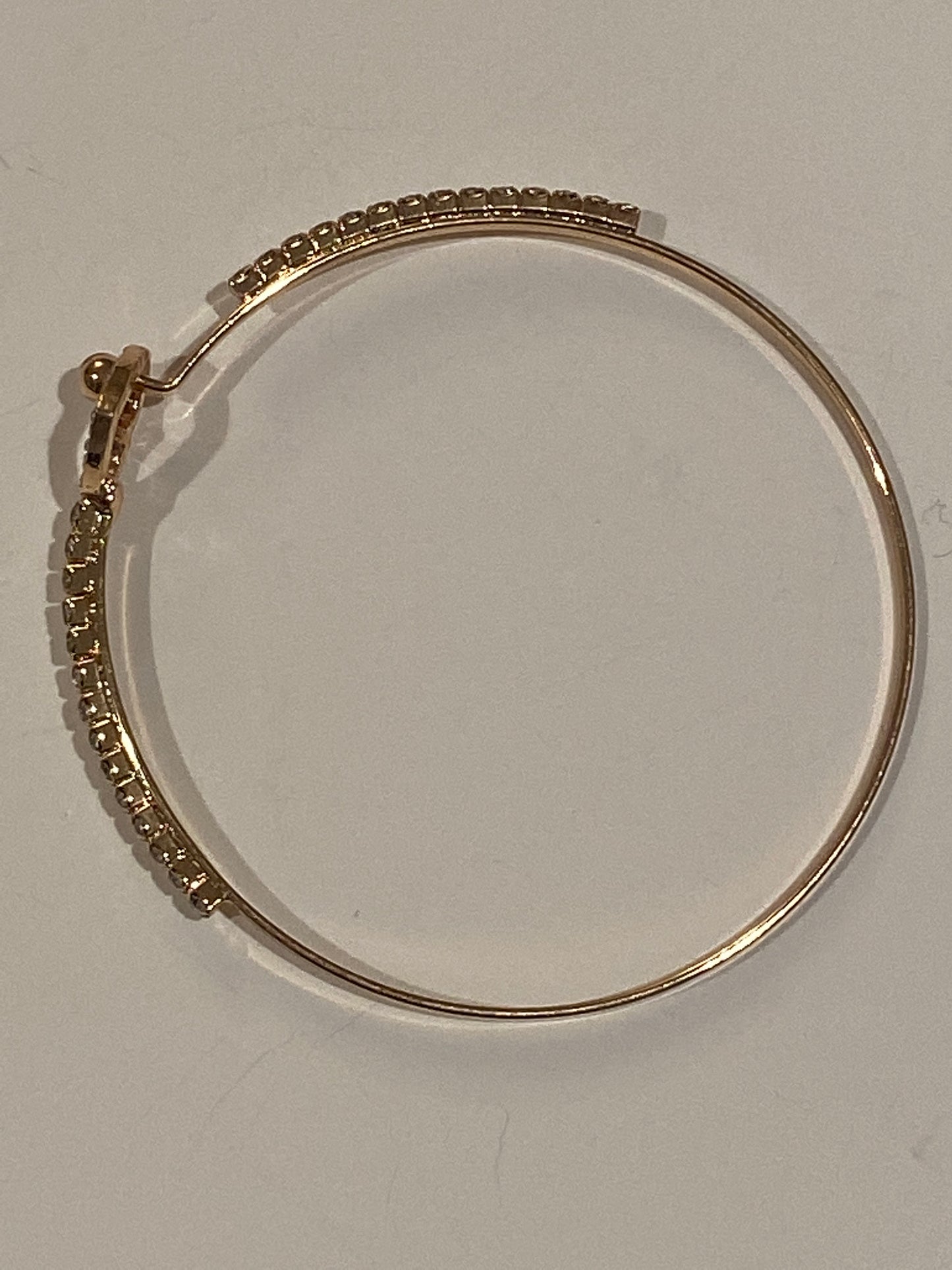 Gorgeous easy to wear Women's Gold tone Heart shape Bracelet.