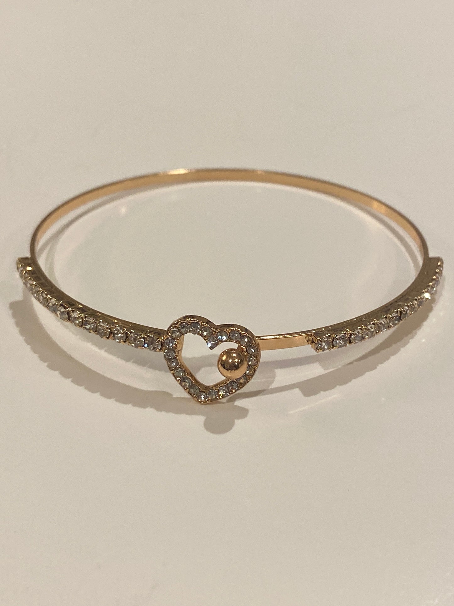 Gorgeous easy to wear Women's Gold tone Heart shape Bracelet.