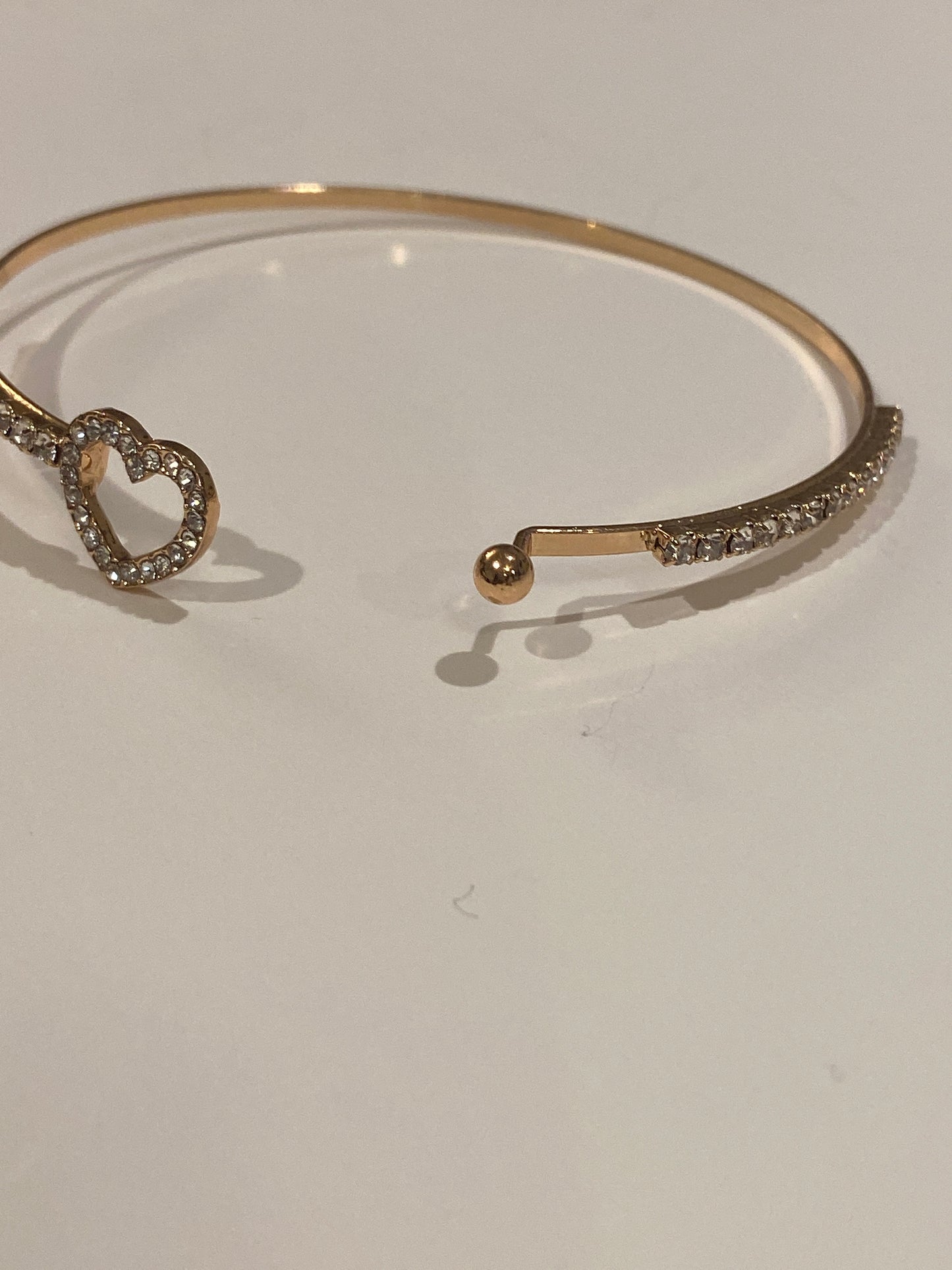 Gorgeous easy to wear Women's Gold tone Heart shape Bracelet.