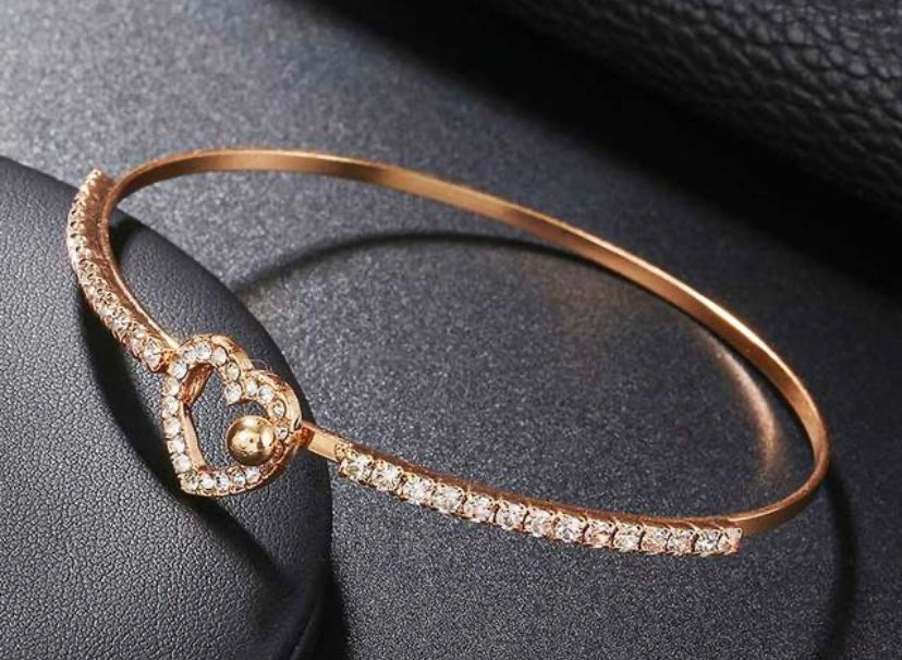 Gorgeous easy to wear Women's Gold tone Heart shape Bracelet.