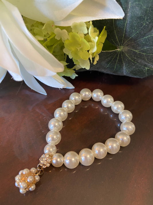 Delicate Gorgeous white Pearl Bracelets Bangles.