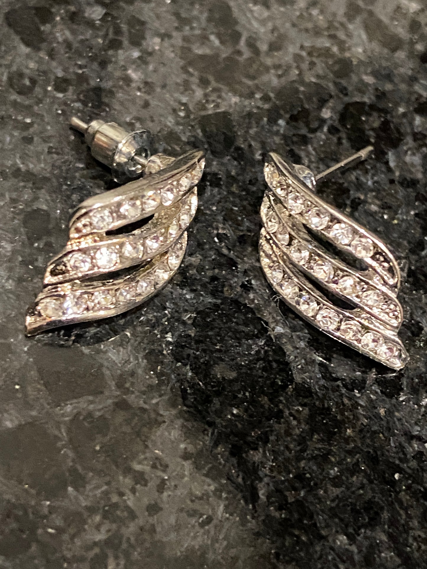 Gorgeous Silver Earrings with sparkling Crystals in 3 layers.